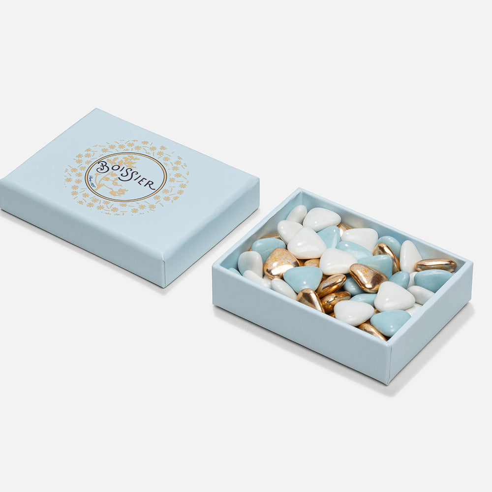 
                  
                    Dragées Coeur Chocolat Bleues Blanches & Or dans boîte bijoux bleu pâle70g
                  
                