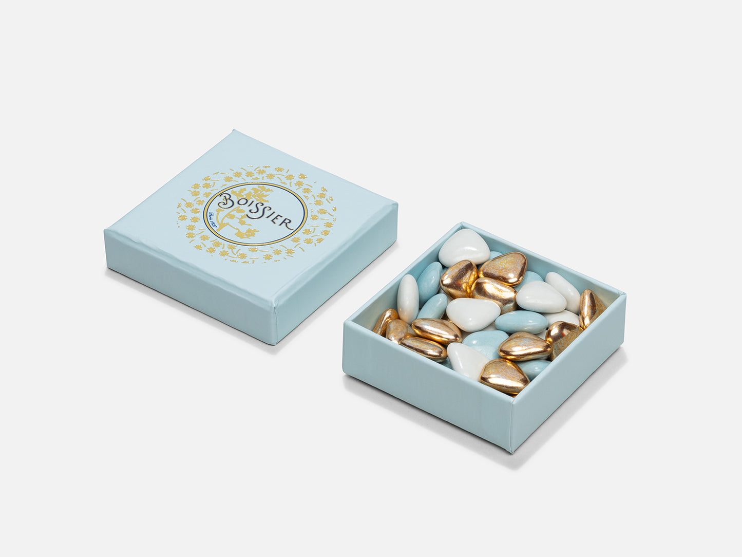 
                  
                    Dragées Coeur Chocolat Bleues Blanches & Or dans boîte bijoux bleu pâle 50g
                  
                