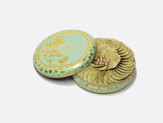 Pétales de chocolat au thé genmaicha et perles de sucre dorées