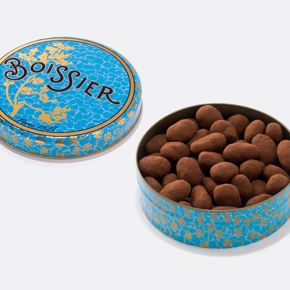 Amandes enrobées de gianduja et poudrées de cacao dans Boîte métal bleue 250g 