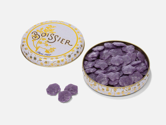 Bonbons d'été à la violette en forme de fleurs dans boîte métal