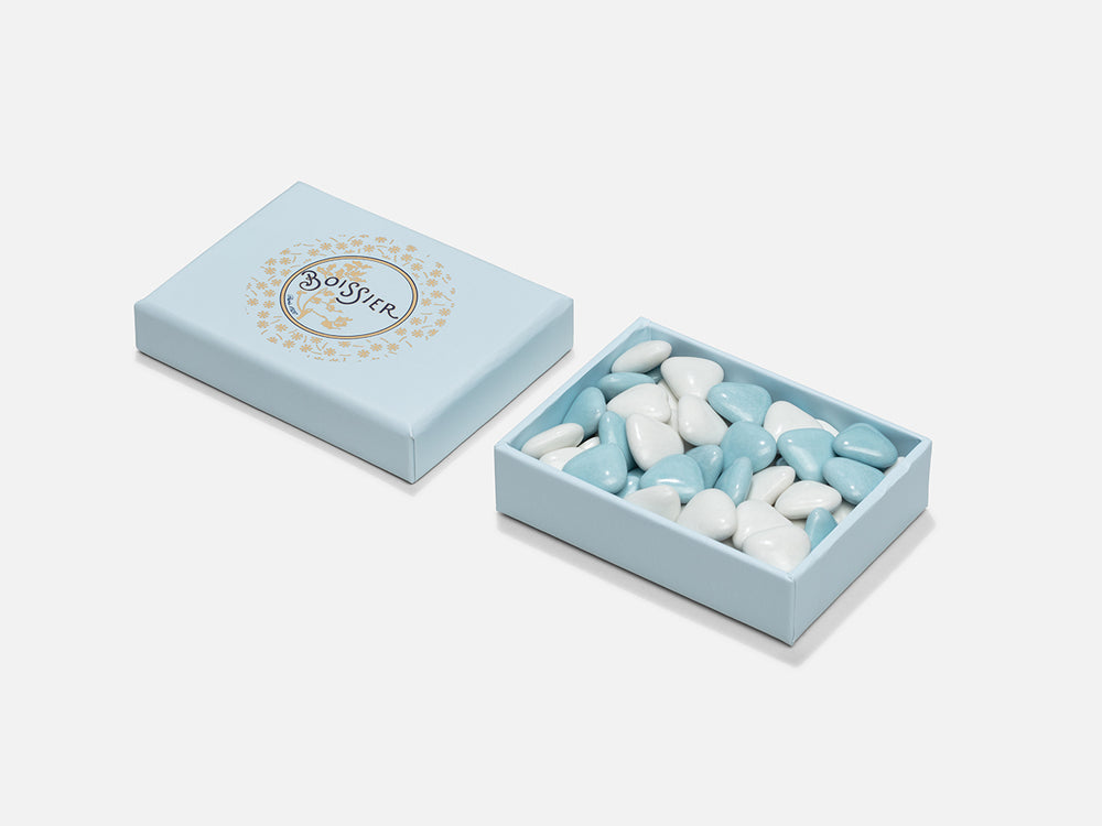 
                  
                    Dragées au chocolat en forme de cœur bleues et blanches dans boîte bijoux de 70g
                  
                