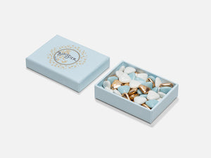 
                  
                    Charger l&amp;#39;image dans la galerie, Dragées Coeur Chocolat Bleues Blanches &amp;amp; Or dans boîte bijoux bleu pâle70g
                  
                