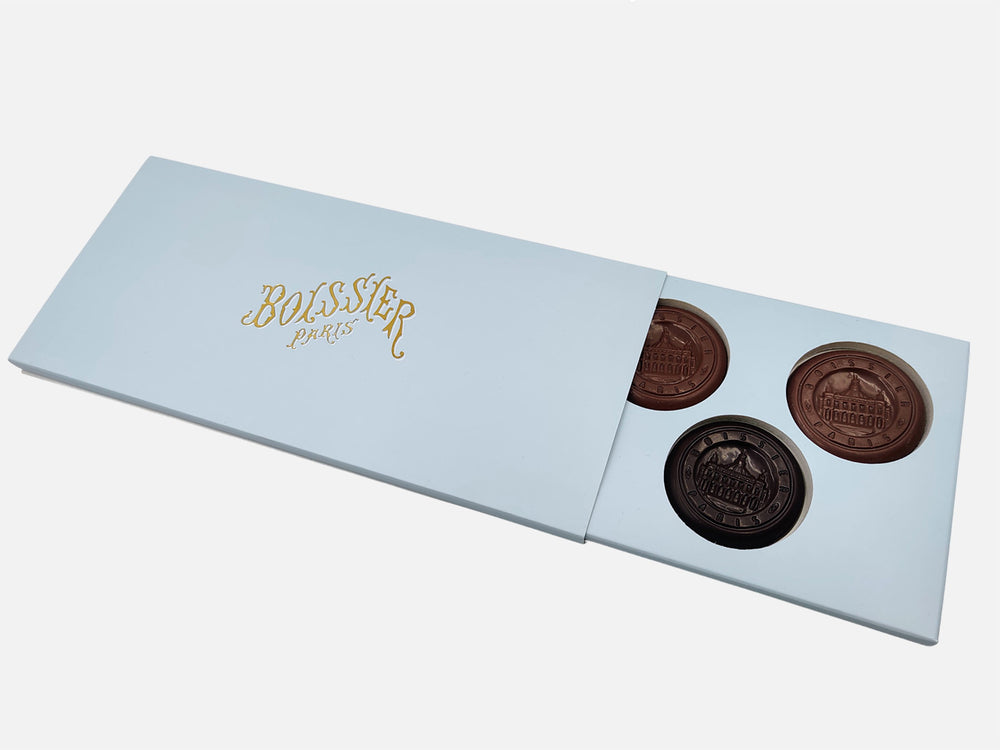Médailles en chocolat au lait et chocolat noir représentant la façade de l'Opéra Garnier