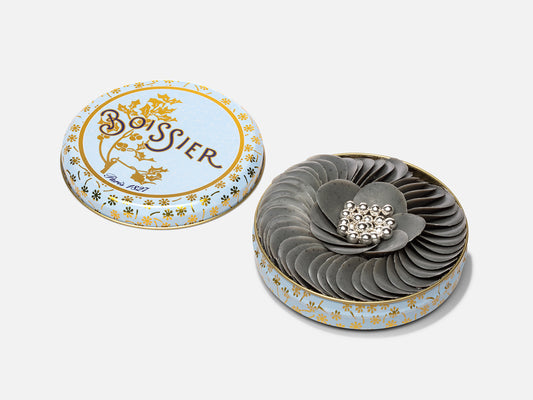 Boîte de pétales de chocolat au sésame et perles argentées