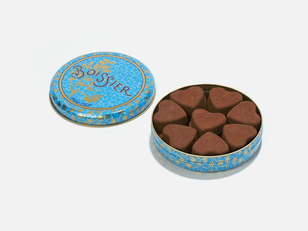 Boîte métal bleue de 16 truffes au chocolat en forme de coeur