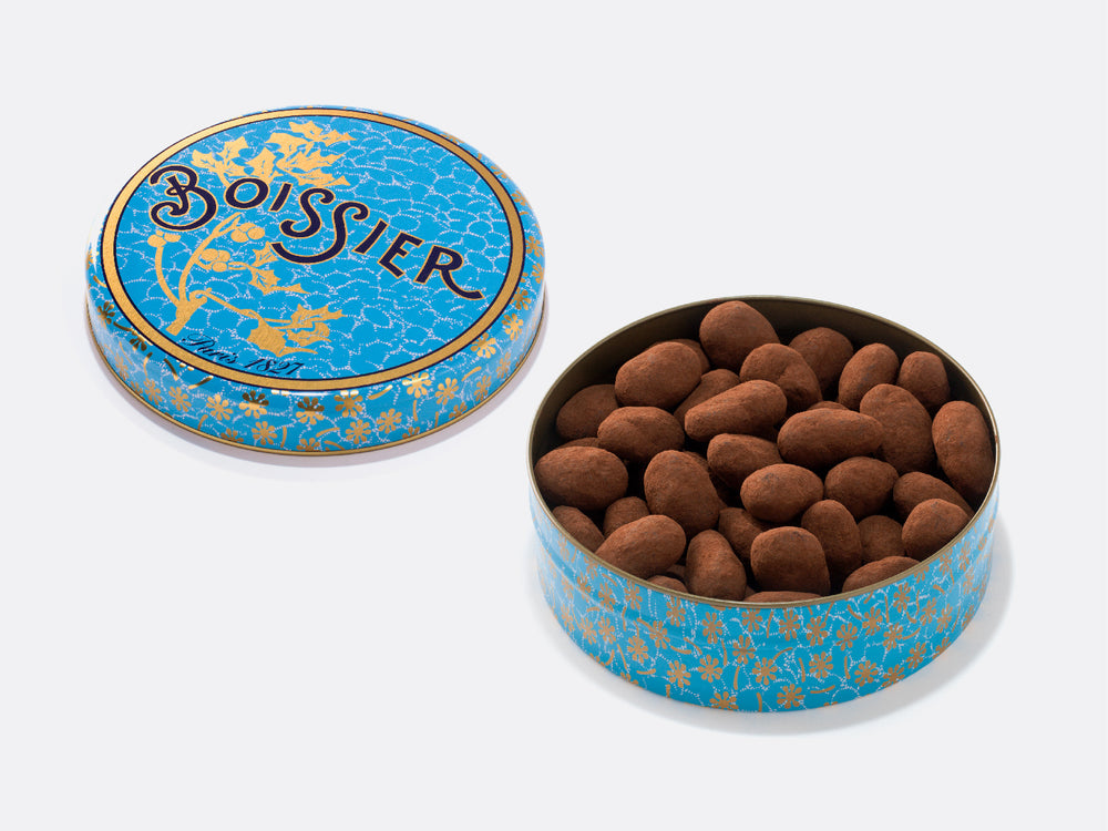 Amandes enrobées de gianduja et poudrées de cacao dans Boîte métal bleue 250g 